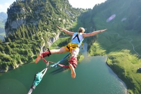 国足世预赛-王者归来！巴特勒首战惊艳全场，曼联主场沸腾如潮